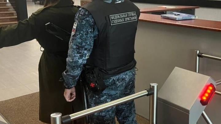 досмотр в суде