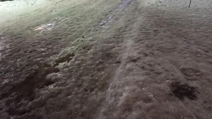 Гололед на тротуаре