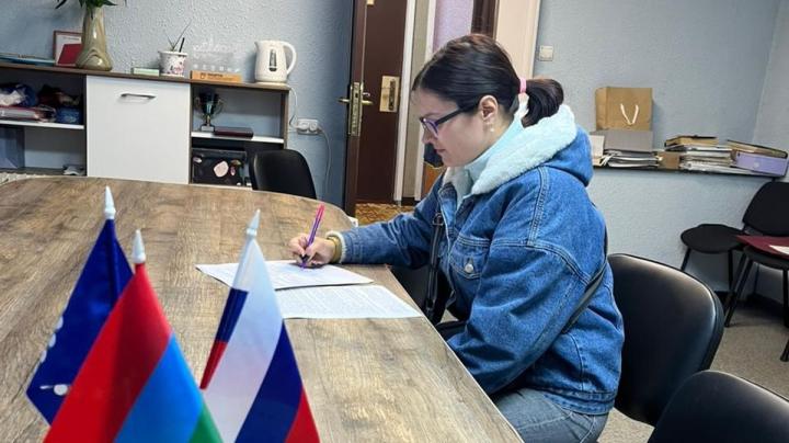 женщина пишет заявление на расселение