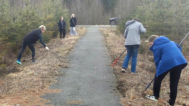 Граждане наводят порядок на воинском захоронении.