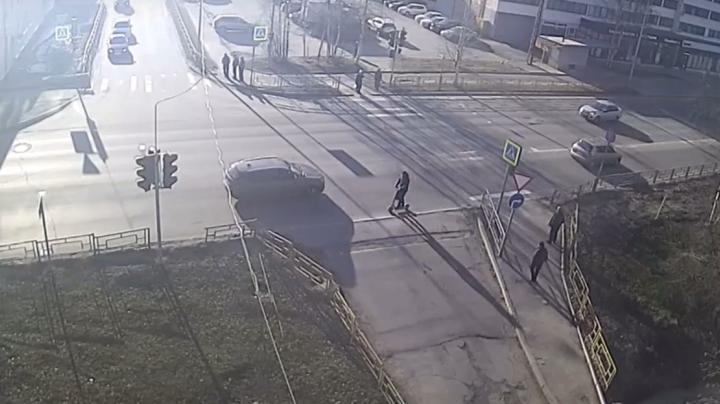 самокатчик против потока