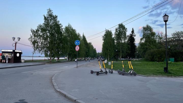 Самокаты на набережной
