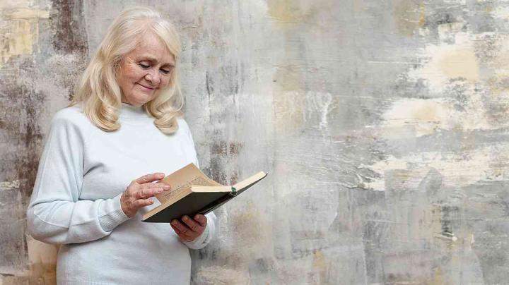 женщина читает книгу