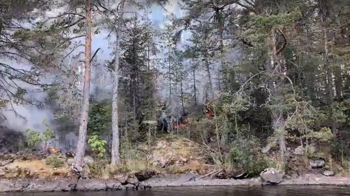 горит остров