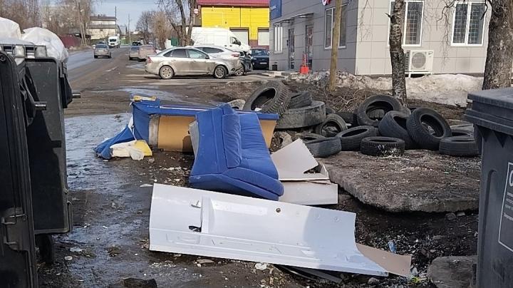 Старые шины, автомобильные покрышки