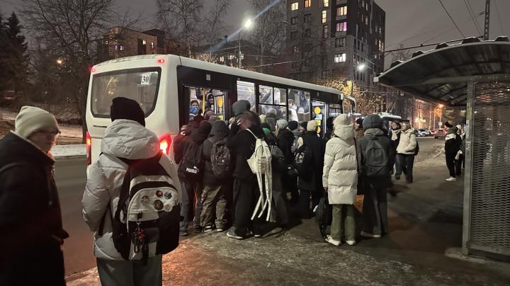 Школьники на остановке