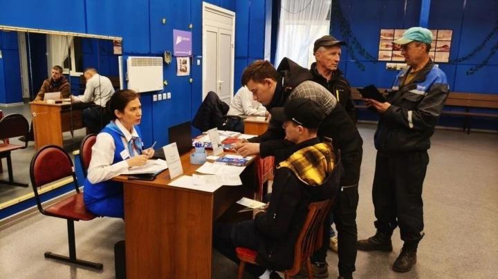 сотрудники кадрового центра и Финансбюро