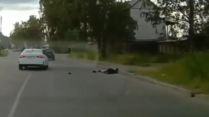 Лежащий на дороге человек