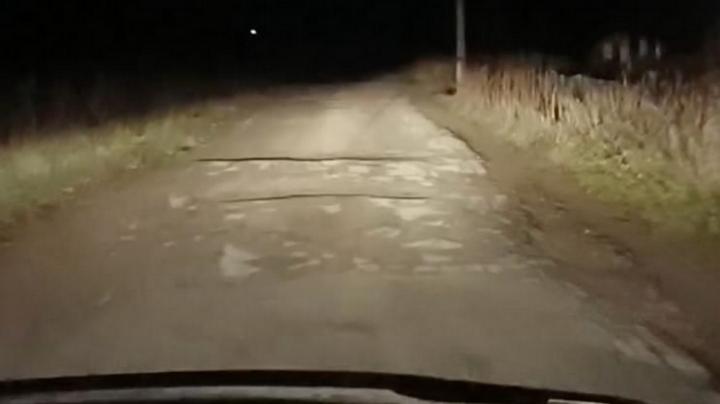 фары светят на дорогу