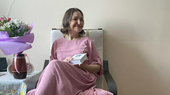 женщина сидит в кресле