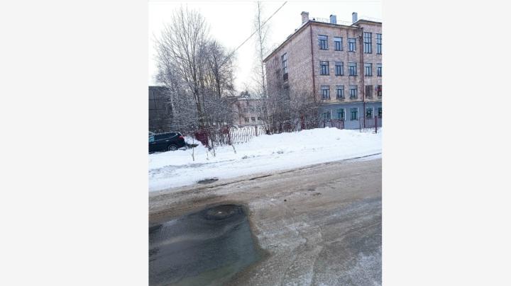 вода течет