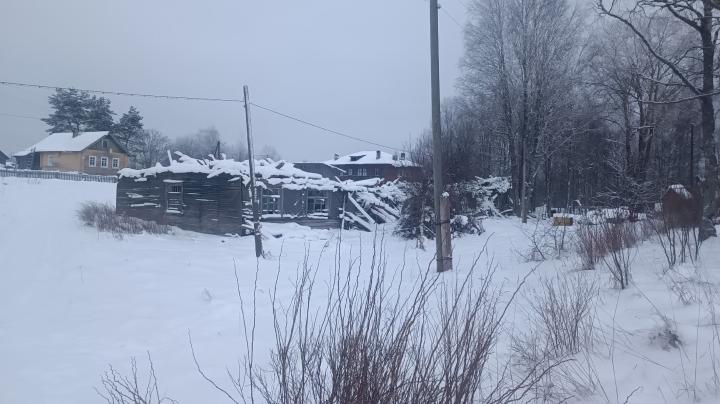 Наполовину снесенный дом