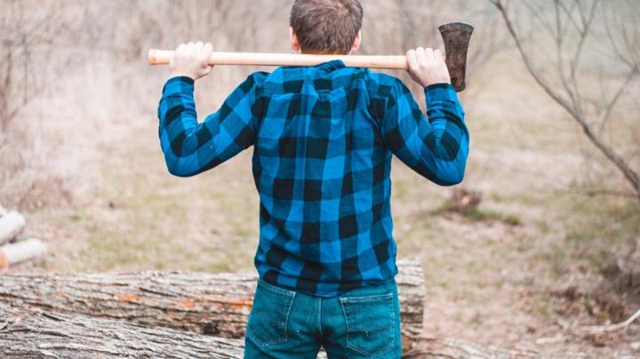 топор