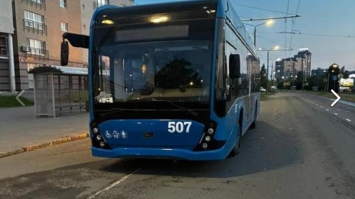 остановленный троллейбус
