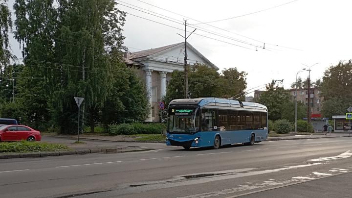 Троллейбус в городе