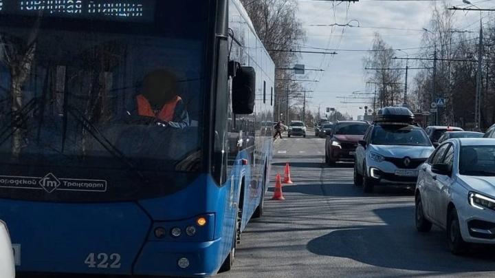 Троллейбус в городе