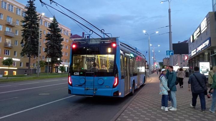 Троллейбус в городе