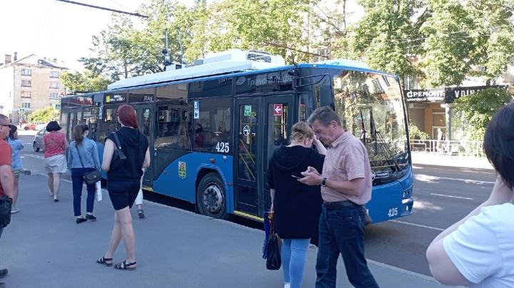 Троллейбус в городе