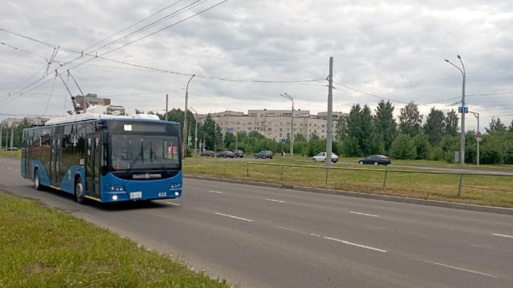 Троллейбус в городе