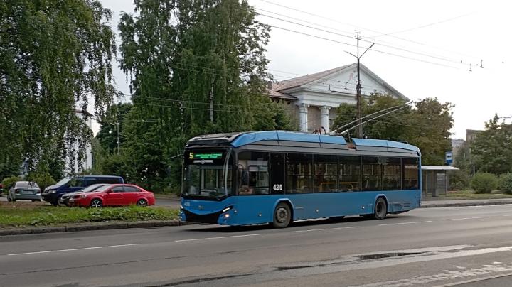 Троллейбус в городе