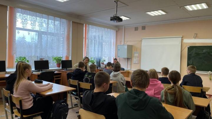 ученики на уроке мужества