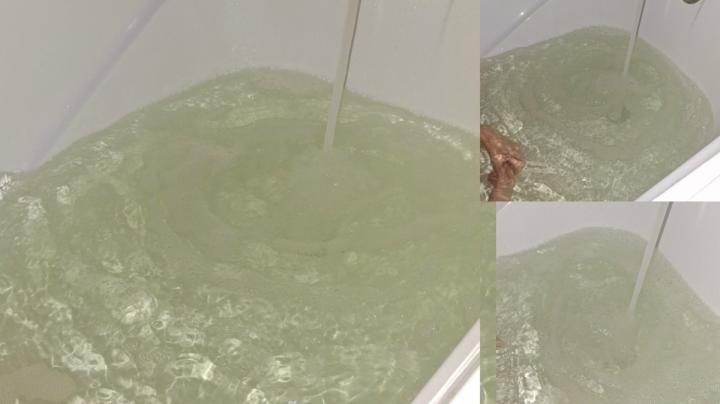 чистая вода течет из крана