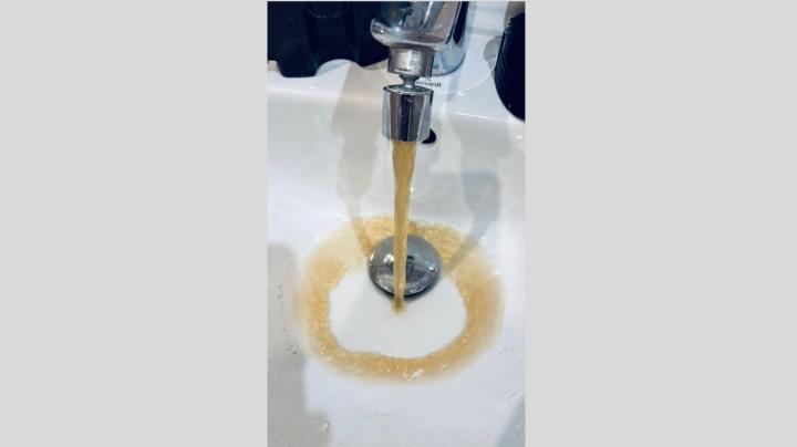 ржавая вода течет из крана