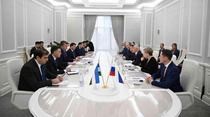 делегаты форума за круглым столом