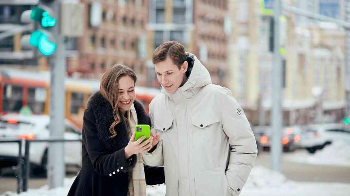 пара смотрит в телефон