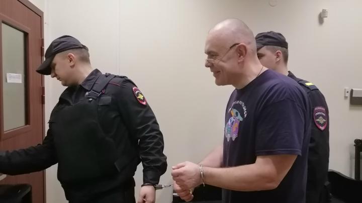 Любарского заводят в клетку