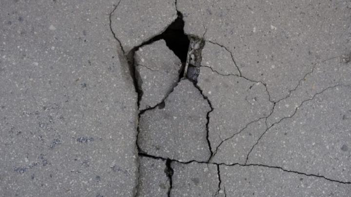 Трещины в асфальте