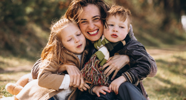 женщина с двумя детьми