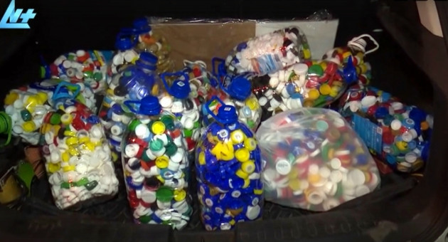 Собирают пластиковые крышки