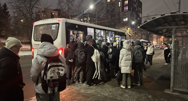 Школьники на остановке