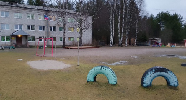 школа в поселке Матросы и спортплощадка