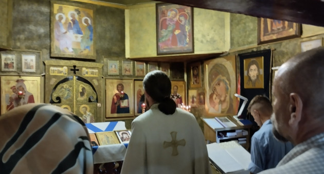 священник служит в церкви