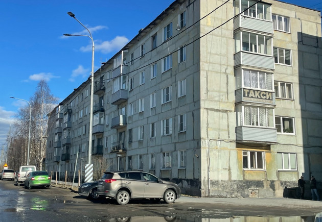 Дом в Кеми уходит под землю