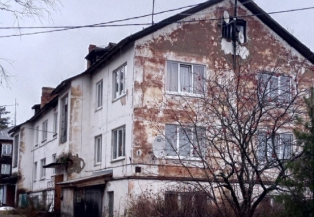 дом с облезшей краской