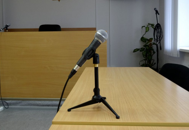 Микрофон в суде