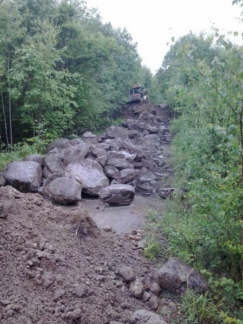 Дорога пропала. Заваленная дорога. Каменная дорога в Ленинградской области. Пропавшая дорога. Койбин Медвежьегорск.