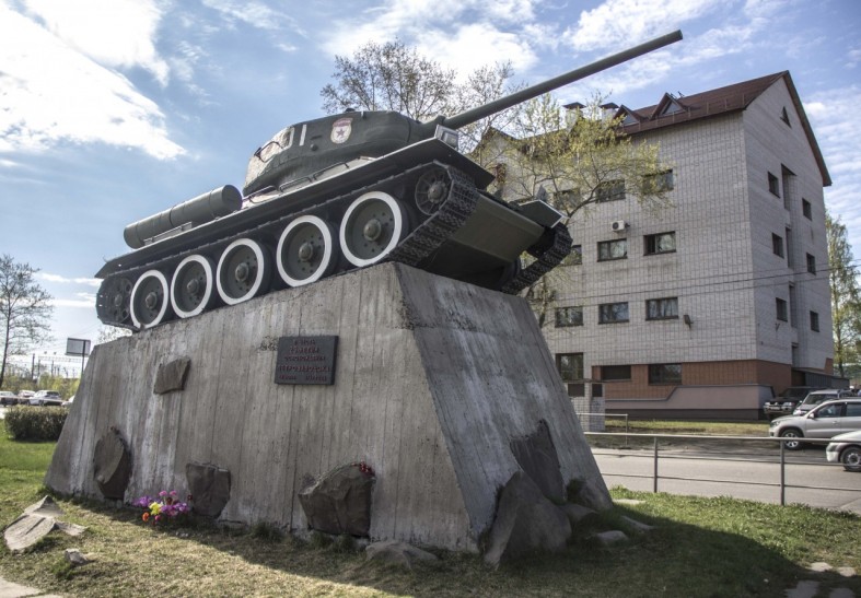 Памятники петрозаводск. Парк Победы Петрозаводск памятники. Петрозаводск памятник Победы. Памятники в Петрозаводске к Дню Победы. Мемориал птица Петрозаводск.