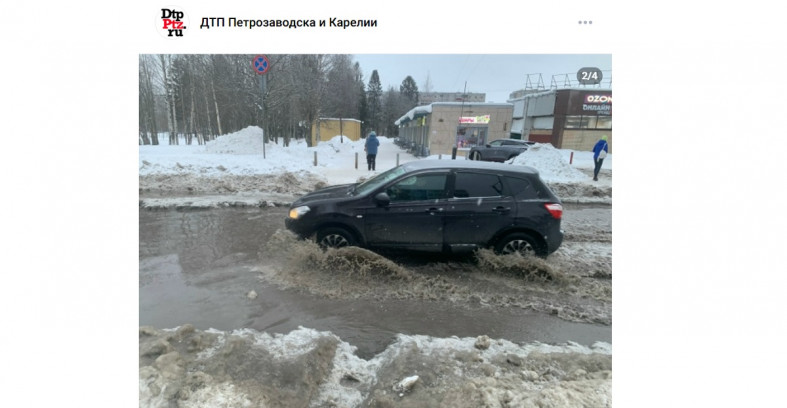 машина по воде едет