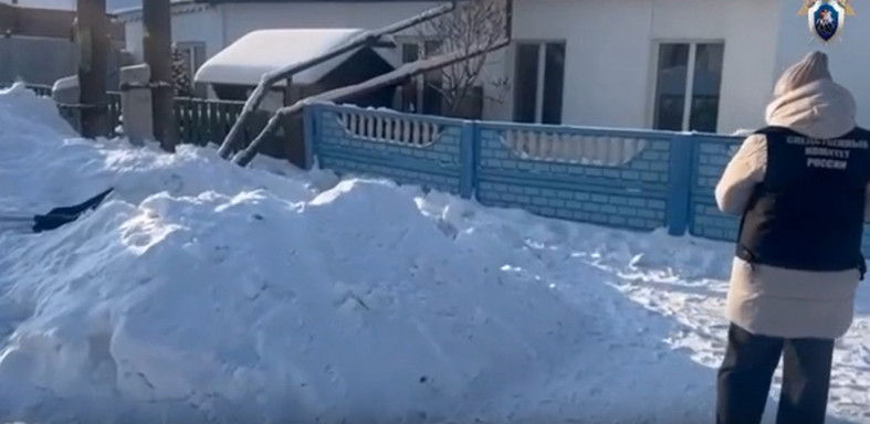 следователь и сугроб у дома