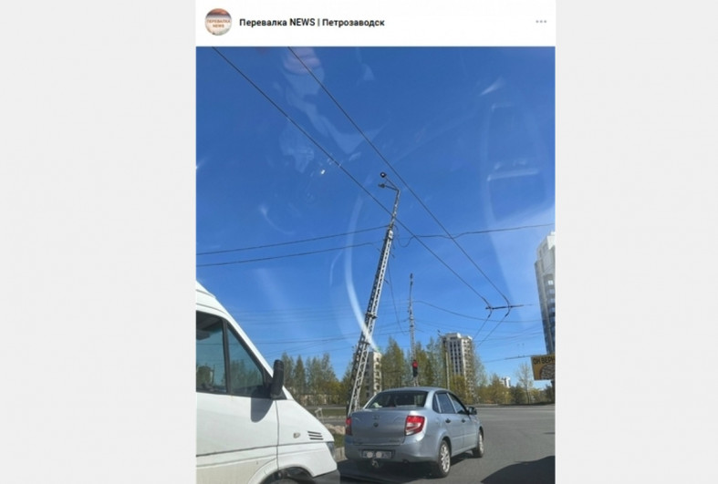 погнутый столб