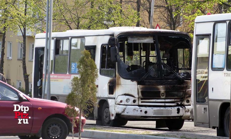 Питер петрозаводск автобус. В Петрозаводске загорелся автобус. Автобус сгорел в центре Петрозаводска. Пожар на Гюллинга в Петрозаводске. Какой автобус едет на Гюллинга Петрозаводск.