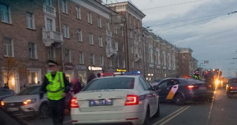 Птз говорит петрозаводск. ДТП В Петрозаводске вчера на проспекте Ленина. Перекресток проспект Ленина ,Куйбышева Петрозаводск. Авария в Петрозаводске вчера. ДТП 5 октября на Ленина Антикайнена.