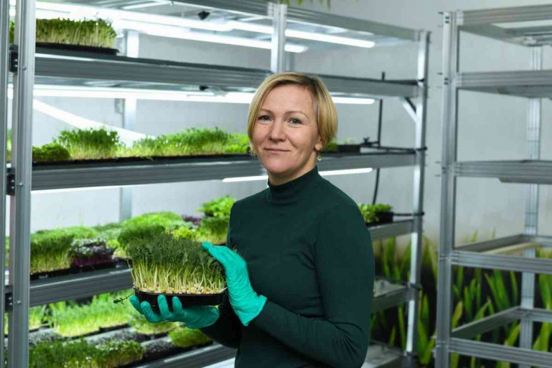 девушка в теплице