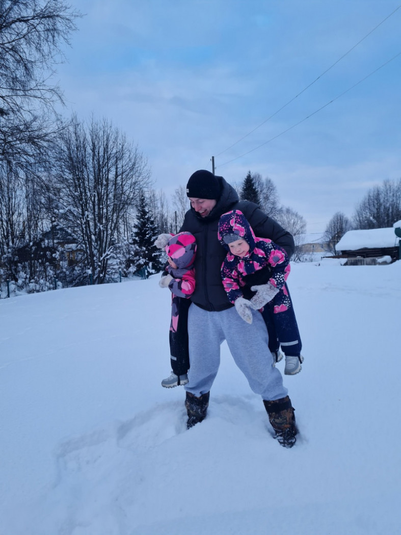 мужчина гуляет с детьми