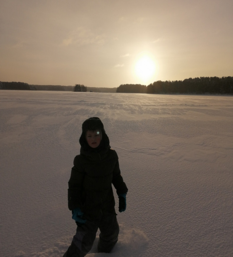 мальчик на замерзшем озере