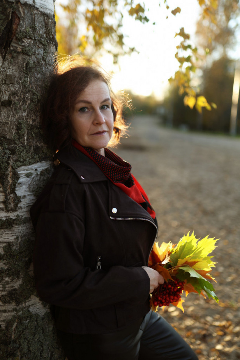 женщина у березы